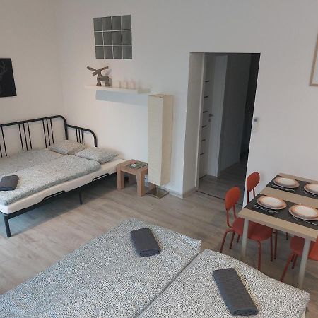 Utulny Apartman S Balkonom Lägenhet Bratislava Exteriör bild