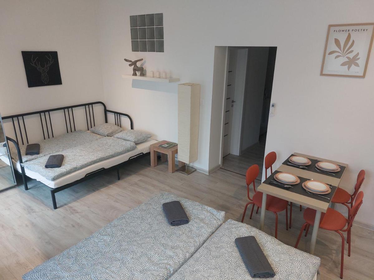 Utulny Apartman S Balkonom Lägenhet Bratislava Exteriör bild