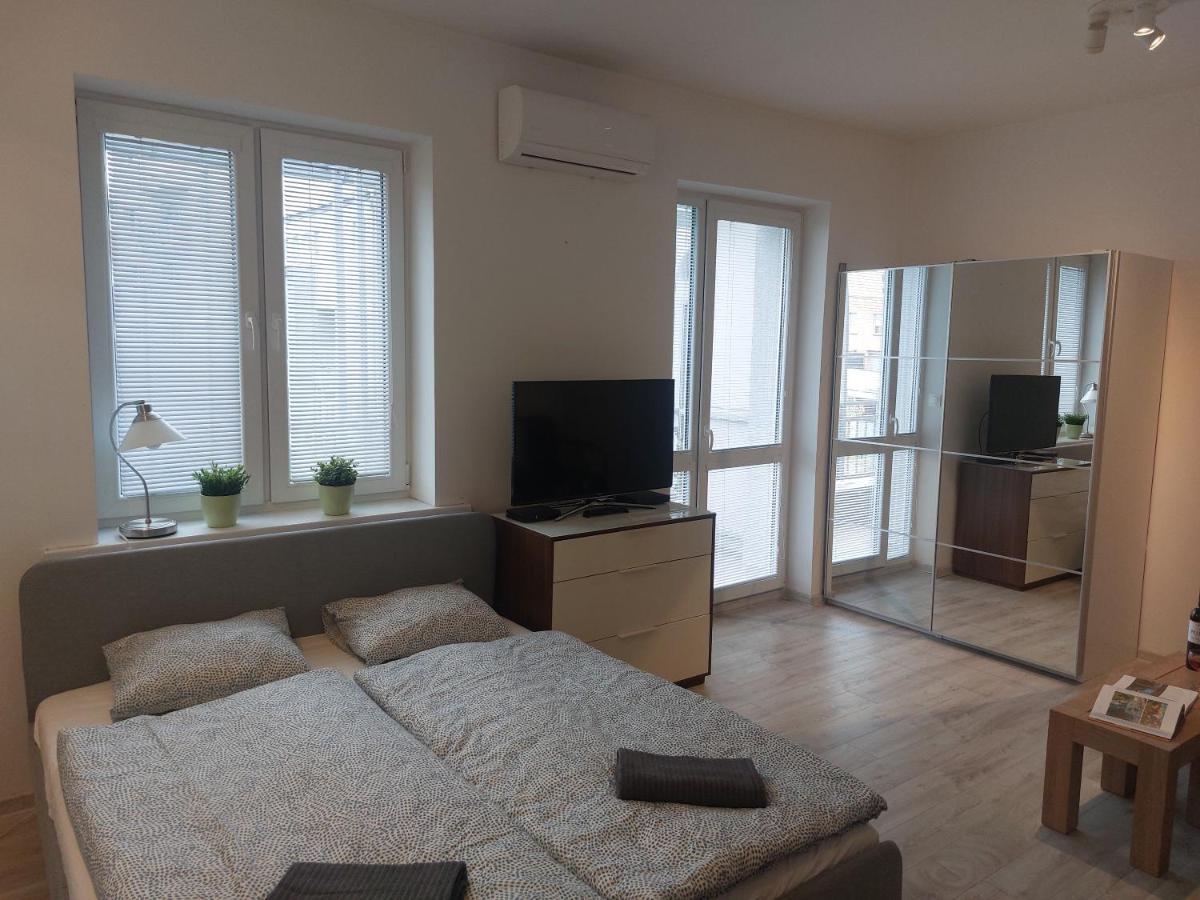 Utulny Apartman S Balkonom Lägenhet Bratislava Exteriör bild