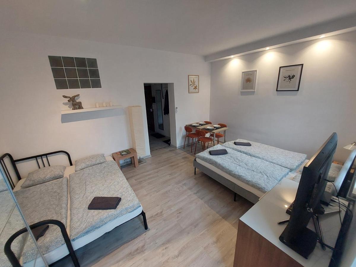 Utulny Apartman S Balkonom Lägenhet Bratislava Exteriör bild