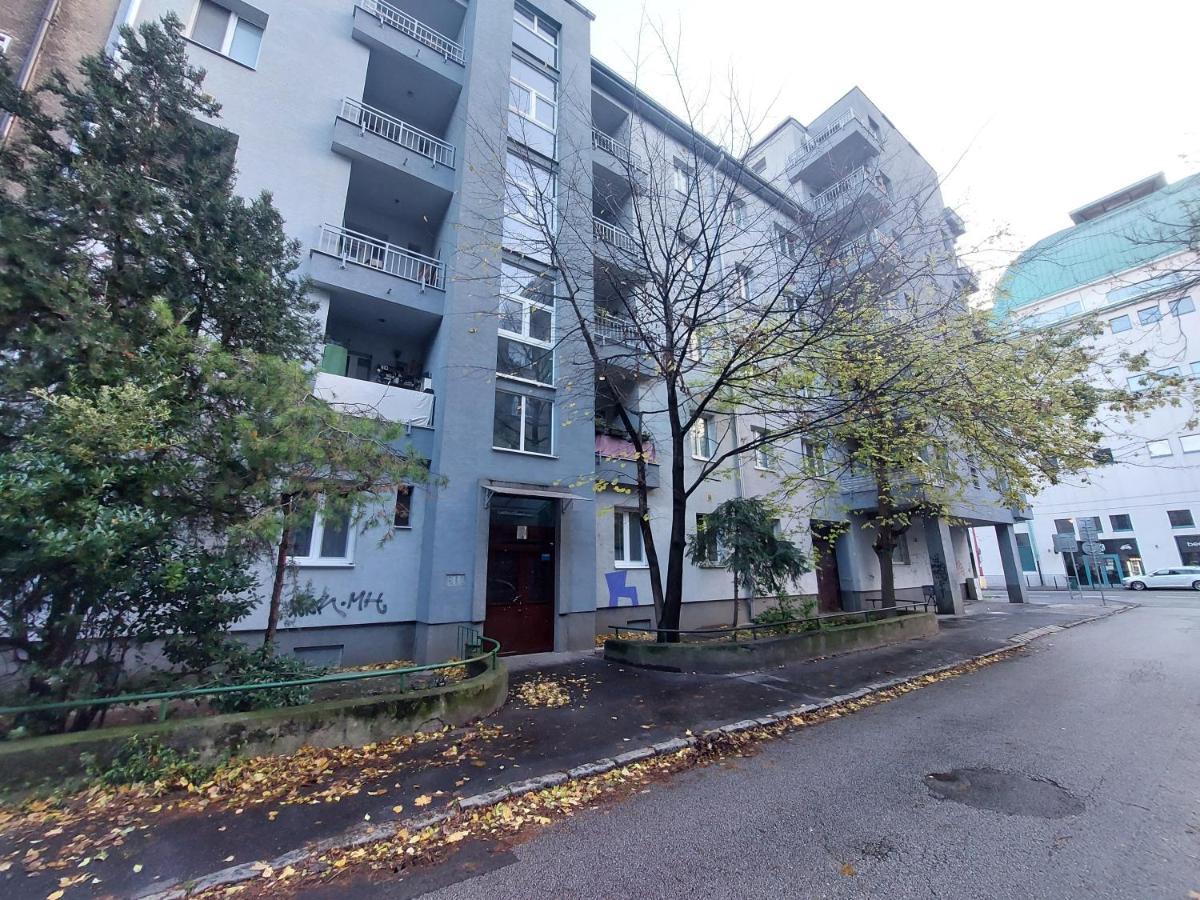 Utulny Apartman S Balkonom Lägenhet Bratislava Exteriör bild